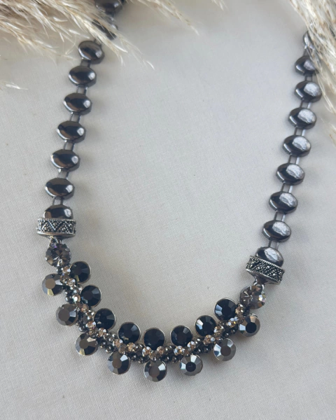 COLAR COM ENTREMEIOS E TERMINAL MONTAGEM EM STRASS GRAFITE - comprar online