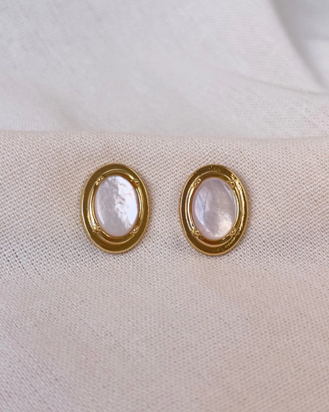 BRINCO DOURADO COM MADREPÉROLA OVAL - comprar online