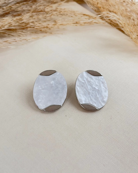 BRINCO OVAL APLIQUE MADREPEROLA PRATEADO - comprar online