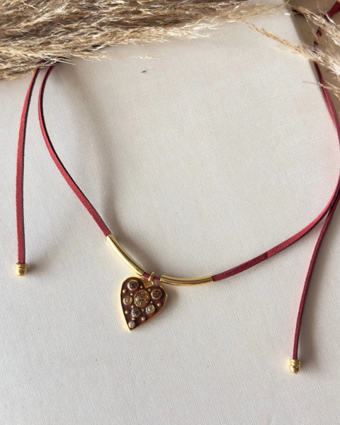 COLAR LONGUINHO EM COURO E PINGENTE CORAÇÃO RESINADO DOURADO - comprar online