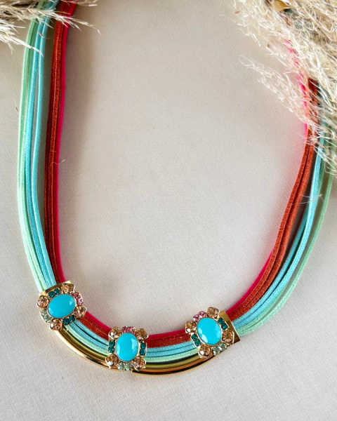 COLAR FIOS EM COURO COLORIDOS E PINGENTES NO TERMINAL STRASS COLORIDOS DOURADO - comprar online