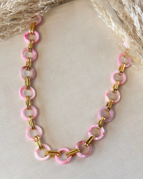 COLAR CURTO COM ARGOLAS MADREPEROLA ROSÊ DOURADO - comprar online