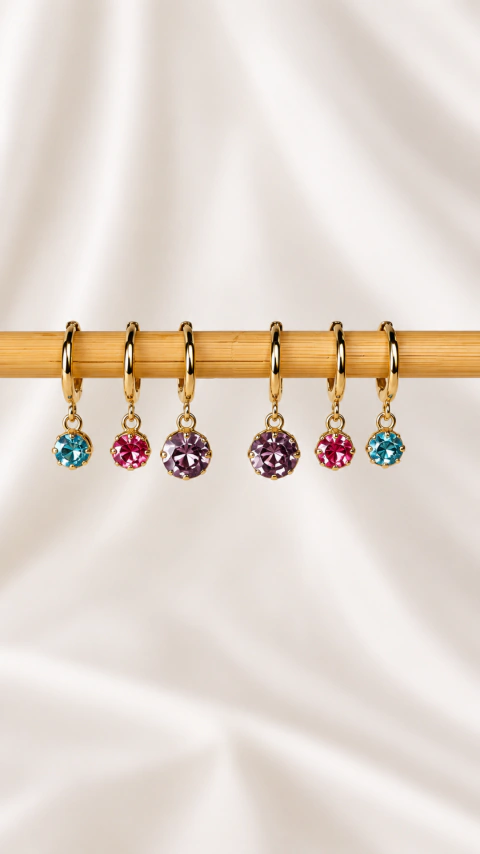 Argola Dourada com Strass Coloridos