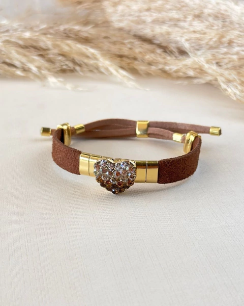 PULSEIRA GRAVATINHA EM COURO E ENTREMEIO DE CORAÇÃO EM DEGRADÊ DOURADO