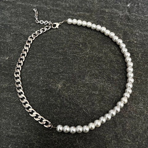The half pearl choker