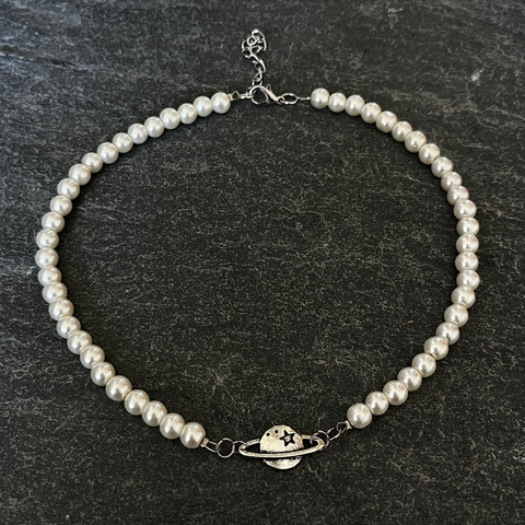 The silver space pearl choker