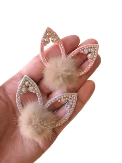 Aplique orelhinha com pompom e strass - 1 unidade