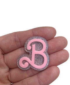 Aplique B da Barbie prata glitter com rosa acrílico - 1 unidade