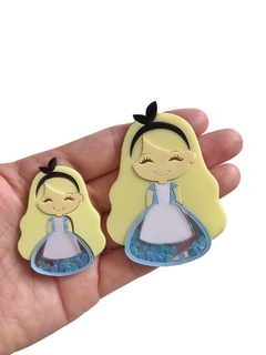 Aplique Alice (5cm e 7cm) acrílico - 1 unidade