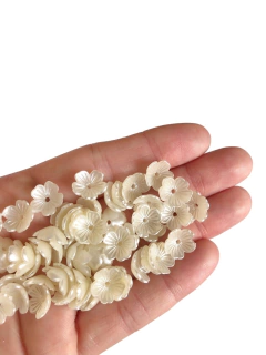 Flor pérola com furo passante - 15 gramas