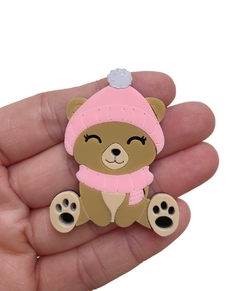 Aplique ursinha com gorro rosa acrílico - 1 unidade