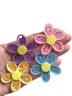 Aplique flor com confete acrílico - 1 unidade
