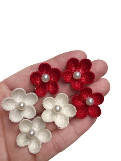 Aplique mini flor tricô com pérola - 3 unidades