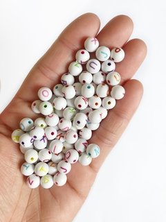 Miçanga bola branca com letras colorida - 50 gramas