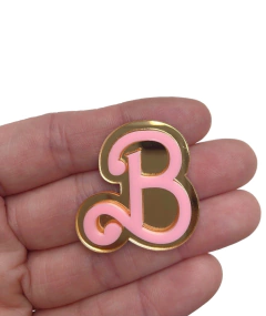 Aplique B da Barbie dourado com rosa acrílico - 1 unidade