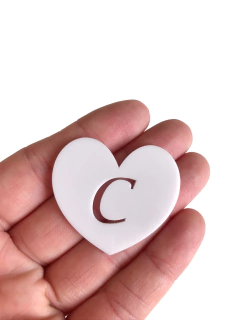 Aplique coração branco com letra vazada acrílico 4cm - 1 unidade - Hello Apliques