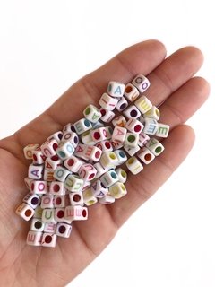 Miçanga dadinho branco com vogais colorida - 25 gramas