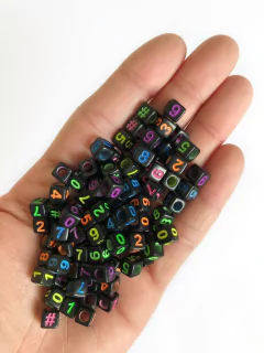 Dadinho preto com números colorido - 25 gramas