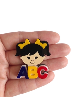 Aplique menina abc colorido cabelo preto liso acrílico - 1 unidade