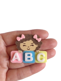 Aplique menina abc candy cabelo cacheado acrílico - 1 unidade