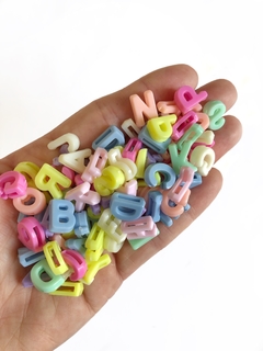 Entremeio letras candy com furo passante - 50 gramas