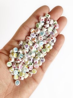 Miçanga redonda branca irisada com letras colorida - 50 gramas