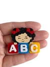 Aplique menina abc colorido cabelo preto cacheado acrílico - 1 unidade