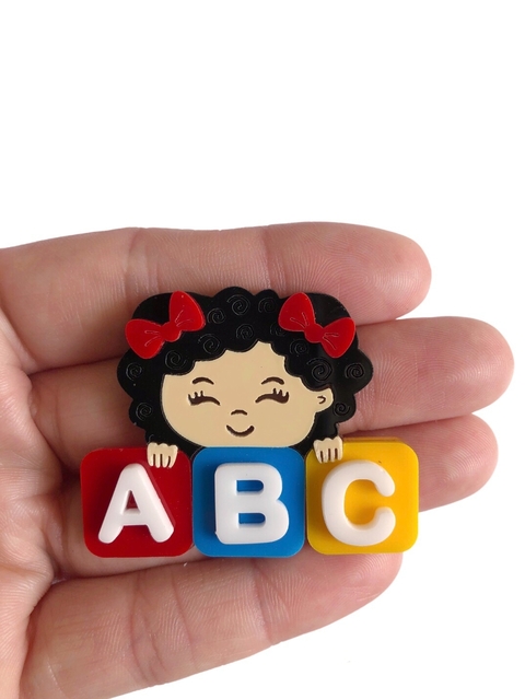 Aplique menina abc colorido cabelo preto cacheado acrílico - 1 unidade