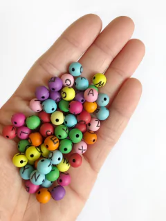 Miçanga bola colorida com letra preta - 50 gramas