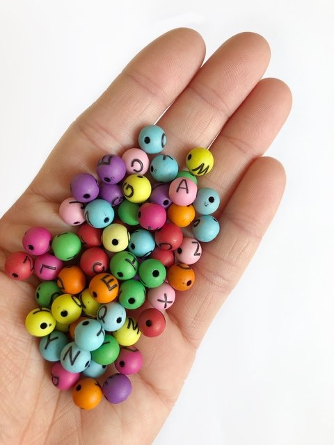 Miçanga bola colorida com letra preta - 50 gramas