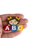 Aplique menina abc colorido cabelo castanho cacheado acrílico - 1 unidade