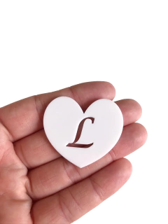 Aplique coração branco com letra vazada acrílico 4cm - 1 unidade