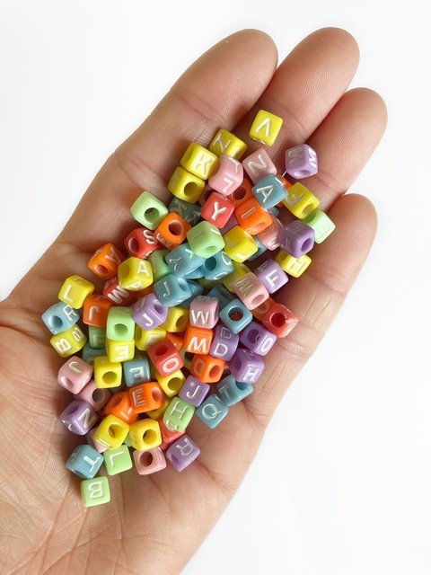 Miçanga dadinho colorido com letras branca - 50 gramas