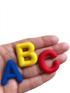 Aplique letra pespontada ABC emborrachada - 3 unidades (1 de cada igual a foto)