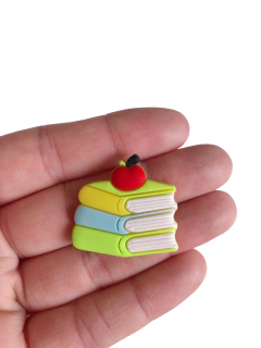 Aplique livros verde azul e amarelo com maçã emborrachado - 1 unidade