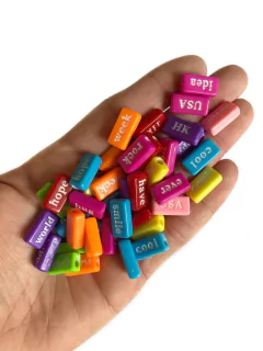 Conta retangular palavras branca com fundo colorido - 25 gramas