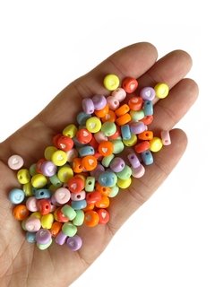 Miçanga redonda colorida com coração branco - 25 gramas