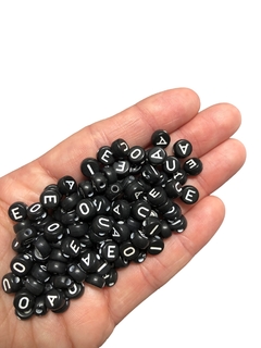 Miçanga letras branca com fundo preto - 25 gramas (somente vogais)