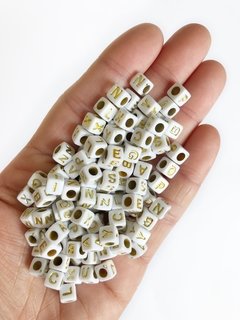 Miçanga dadinho branco com letras dourada - 50 gramas