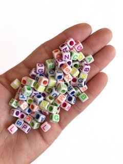 Miçanga dadinho branco com letras neon - 50 gramas