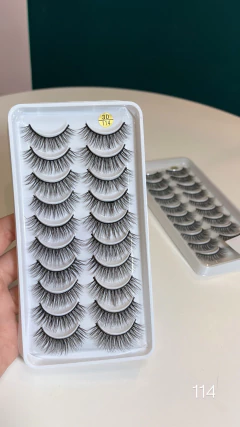 Cartela com 10 pares de Cílios Postiços na internet