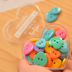 Caixinha CORAÇÃO "divertida" | 36 botões 15 e 20mm na internet