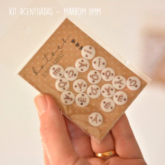 Botão alfabético® 11mm | marrom - dúzia de letras - Débora Radtke