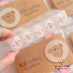 Caixinha com 100 botões alfabéticos® | 20mm, marrom - Débora Radtke