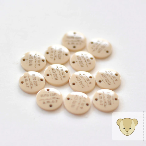 Lettering no botão®: "feito com muito amor" | bege