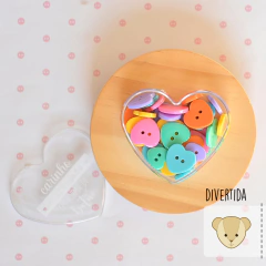 Caixinha CORAÇÃO "divertida" | 36 botões 15 e 20mm - Débora Radtke