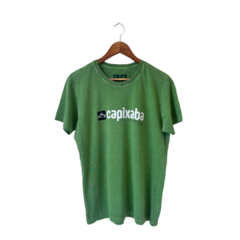 Camiseta verde com estampa "capixaba" em destaque.
