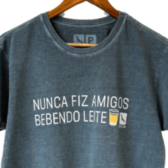 Camiseta Bebendo Leite - comprar online