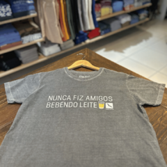 Camiseta Bebendo Leite na internet