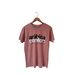 Camiseta com estampas em preto e branco, destacando as palavras "arábica", "conilon" e "Café Capixaba".